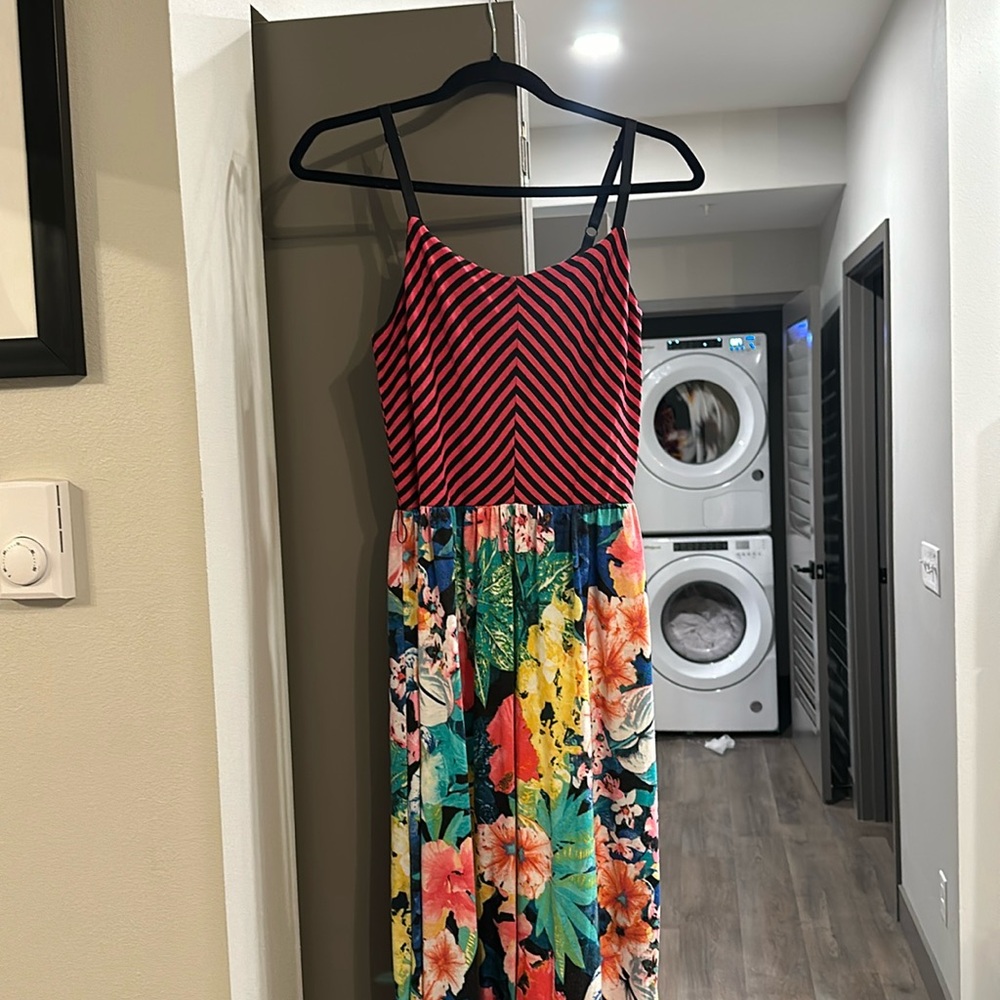 Comfortable floral maxi dress! Size small!